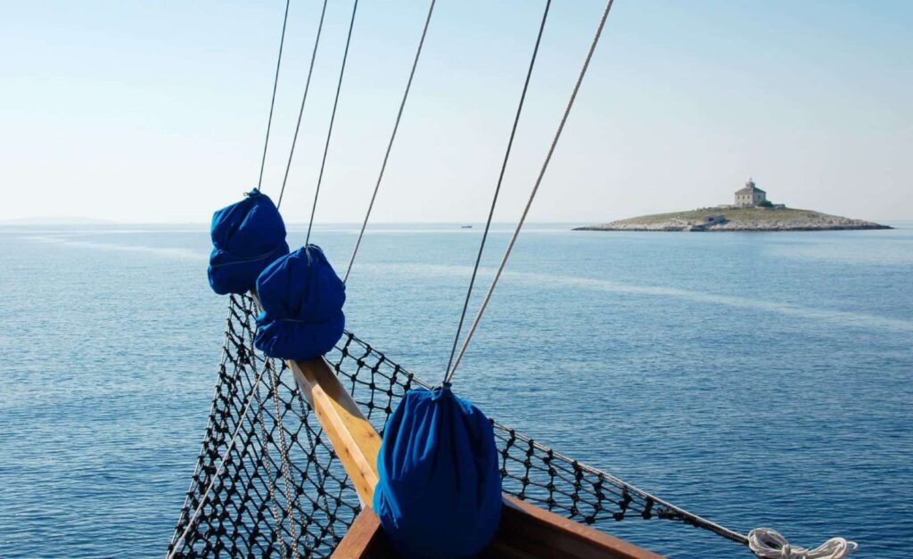 Navegação pelas ilhas da Croácia no mar Adriático